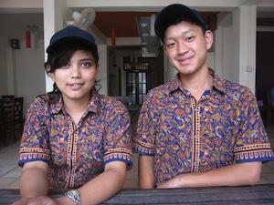 Annie (16) and Paul (17) are working part-time as stewards in a restaurant.